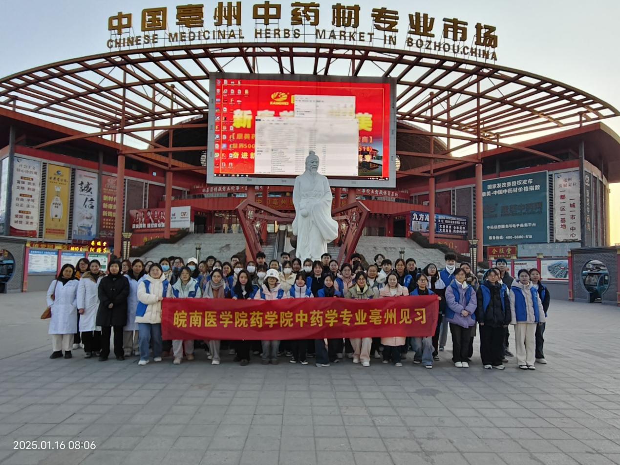 建筑前的广场上有许多人描述已自动生成 建筑前的广场上有许多人描述已自动生成